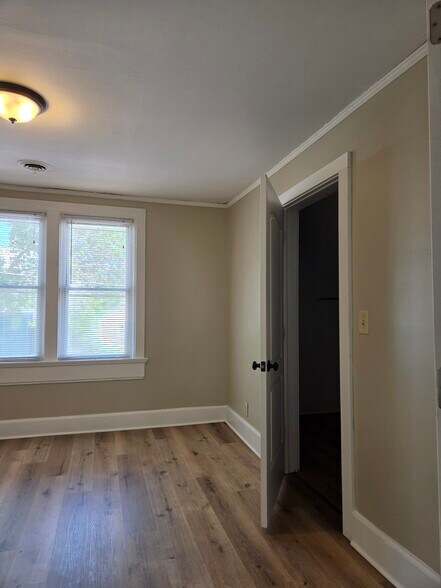 Building Photo - 2213 S Robinson Ave