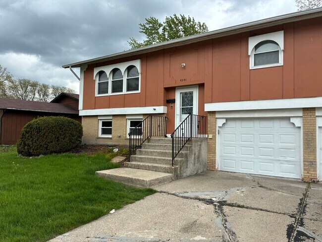 Building Photo - Spacious Updated 4 Bed 2 Bath with Garage Parking