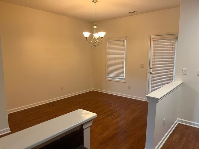 Building Photo - Beautiful Townhouse