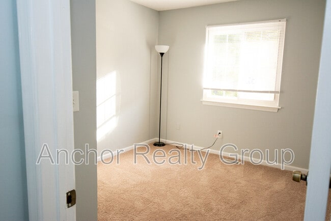 Building Photo - 304 Falling Ln