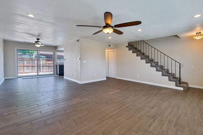 Building Photo - Beautifully Updated 3-Bed Townhome in Carm...