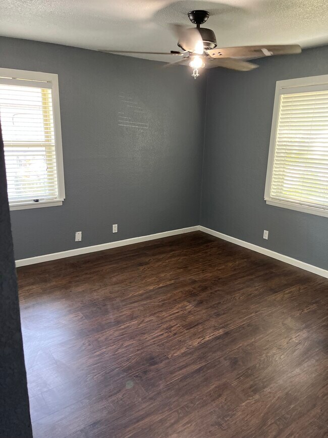 Building Photo - 2129 Brookshire St