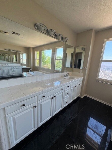 Building Photo - 16034 Skyridge Dr