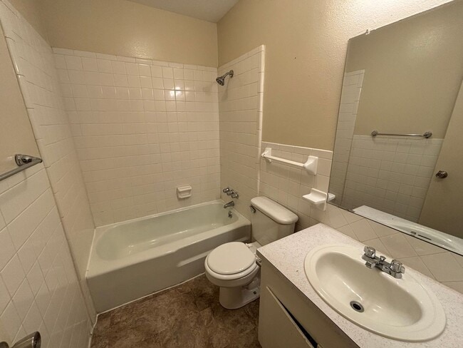 Building Photo - 1810 S Erie, Apt 1-4