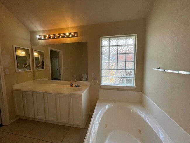 Building Photo - Beautiful single-story home in desirable Vista Oaks Subdivision