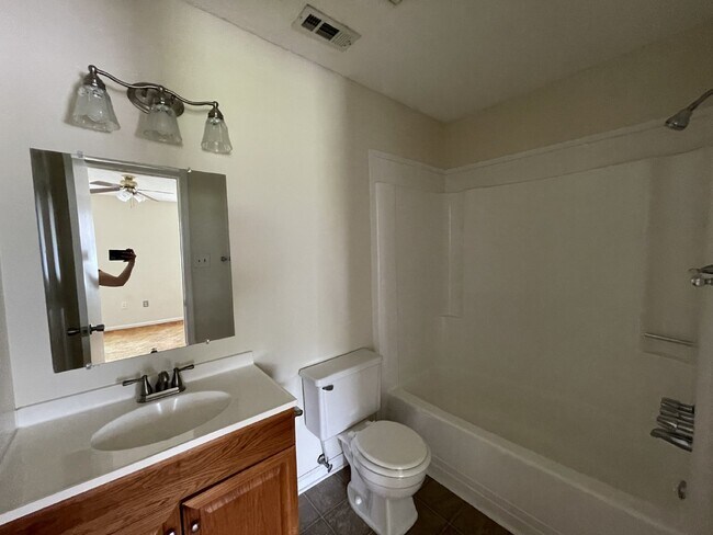 Building Photo - Townhouse For Rent
