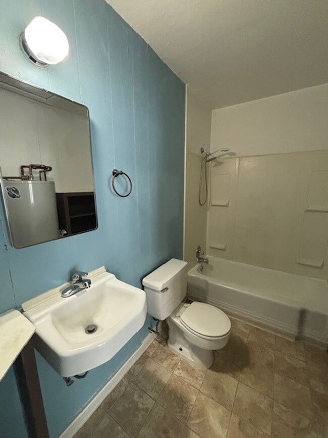 Building Photo - Cozy Upper Unit Close to Campus