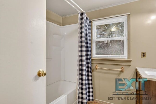 Building Photo - 3 Bedroom, 1 Bath Home Available