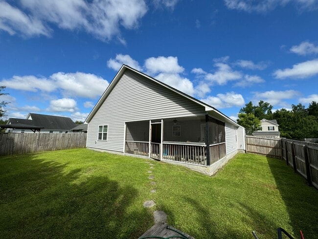 Building Photo - An adorable home within the City!