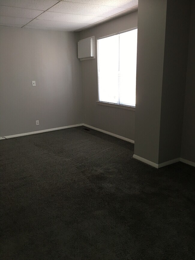 Building Photo - 710 Moen Ave