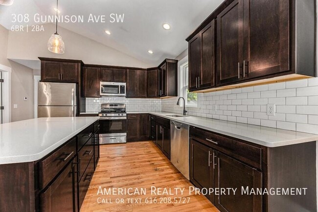 Building Photo - 308 Gunnison Ave SW