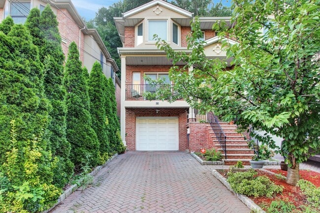 Building Photo - 176 Undercliff Ave