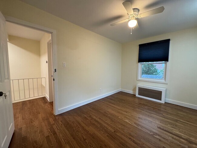 Building Photo - Stylish 3 Bed 1.5 Bath Home With A Fenced Patio In Warwick Village