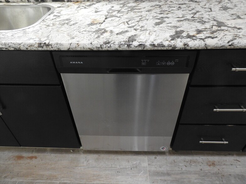 Building Photo - 413 34th St