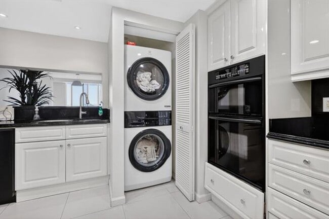 Building Photo - 9595 Collins Ave Ave