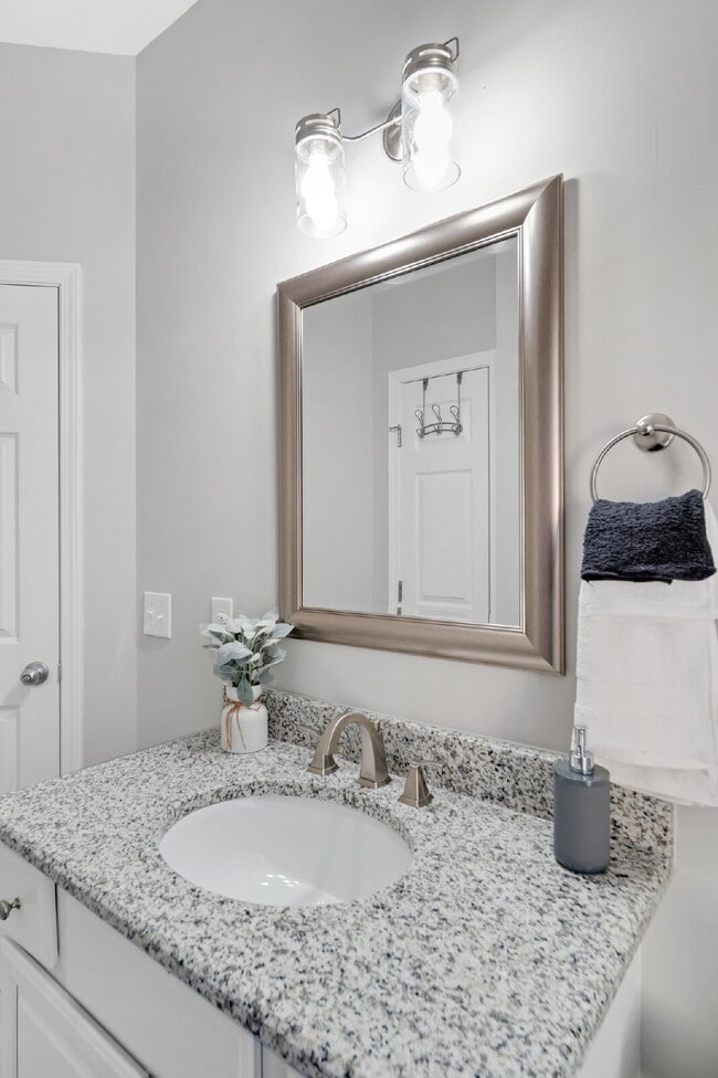 Building Photo - FULLY and Tastefully furnished 3 bedroom h...