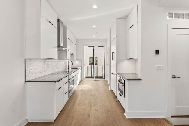 Building Photo - Reservoir District Townhome | 3 Bed + Den | 3.5 Bath | 1,800 Sf | Large Private Rooftop Deck & Ba...