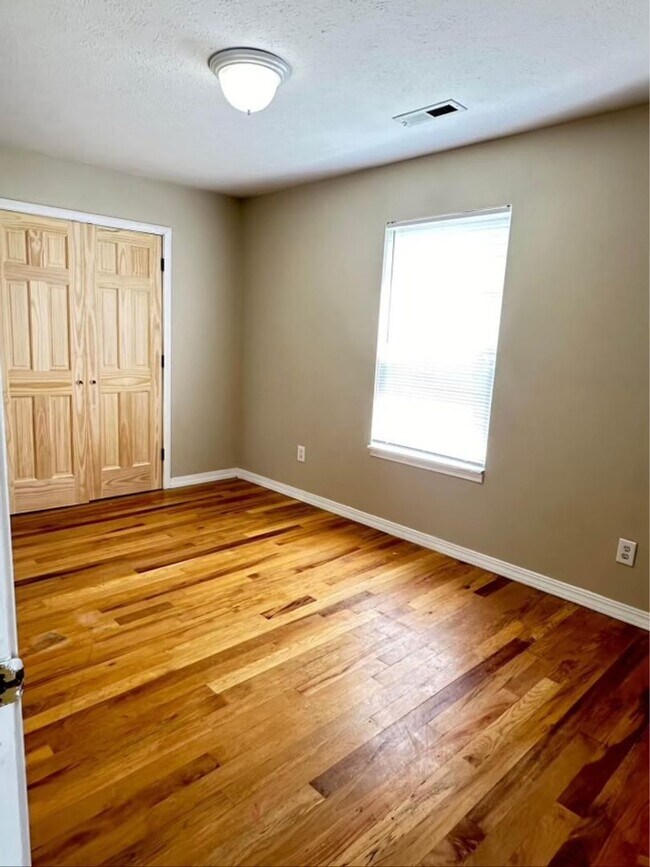 Building Photo - This 3 Bedroom Basement Duplex in Ozark is...