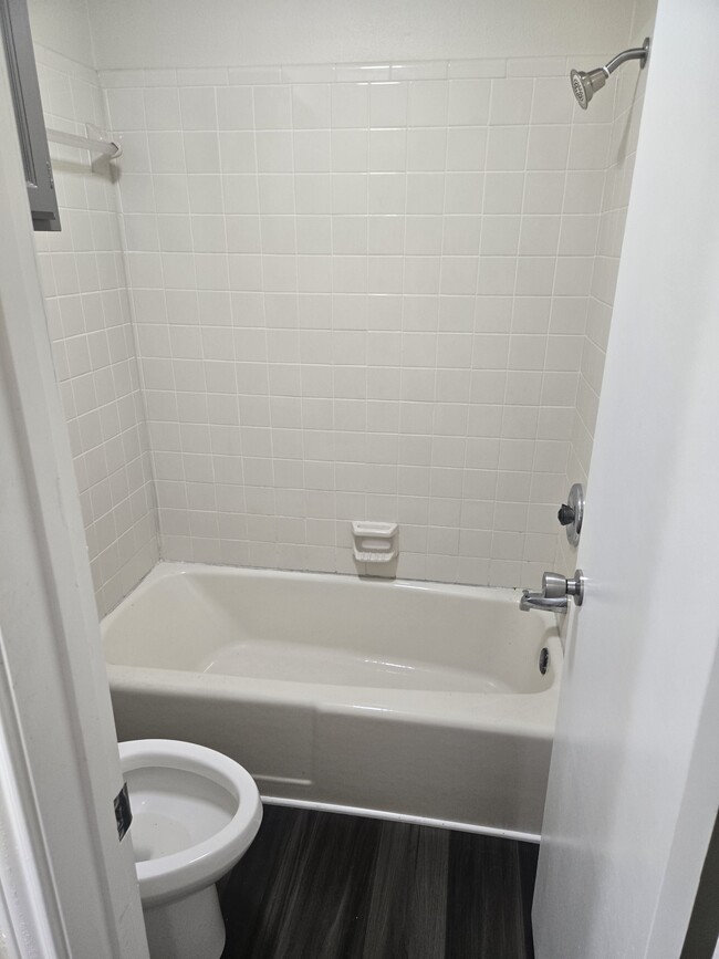 #2 Bath Tub - 421 Watts Ln