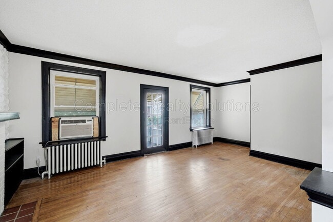 Building Photo - 5055 Lindenwood Ave