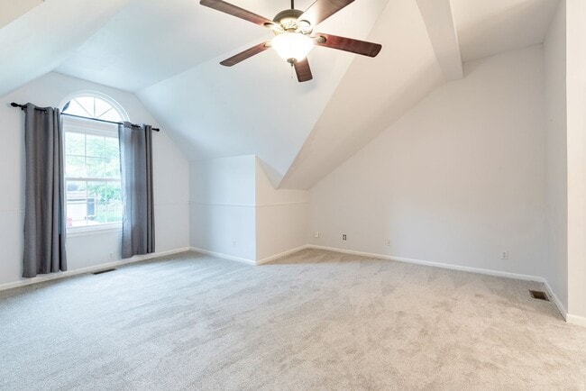 Building Photo - 4 Bed home in Olathe- Quick access to I-35