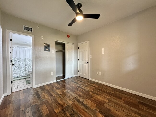 Building Photo - 2954 Sadina St