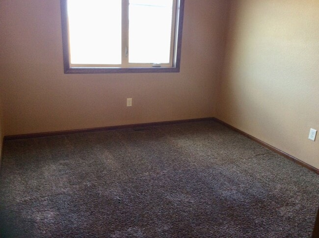 Building Photo - Nice 3 bed, 2.5 bath townhome