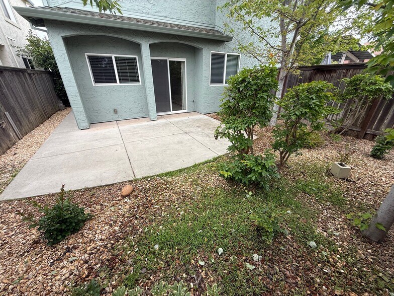 Building Photo - 23 Morning Rose Way