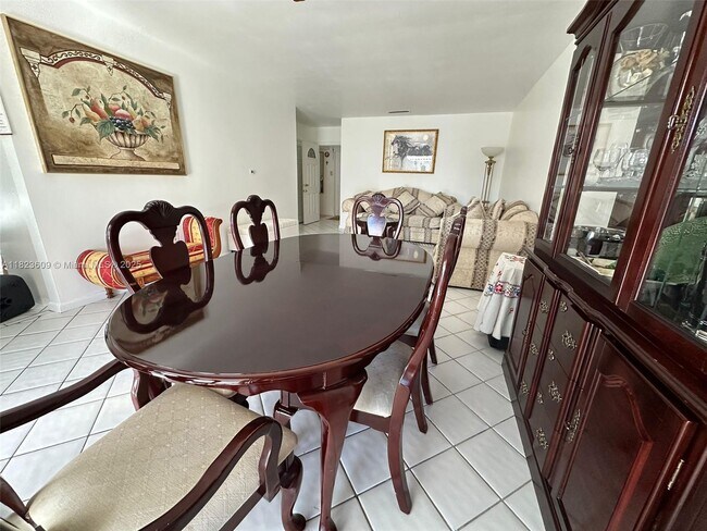 Building Photo - 13846 Kendale Lakes Dr