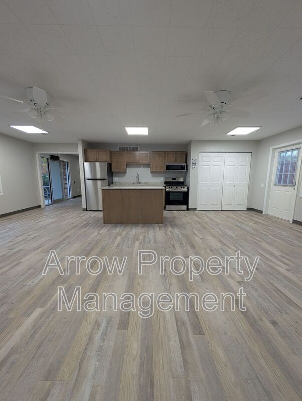 Building Photo - 407 H St