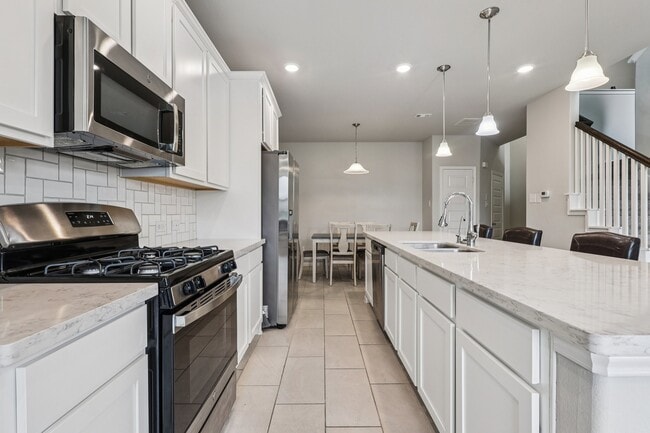 Building Photo - 7333 Hinsdale Dr
