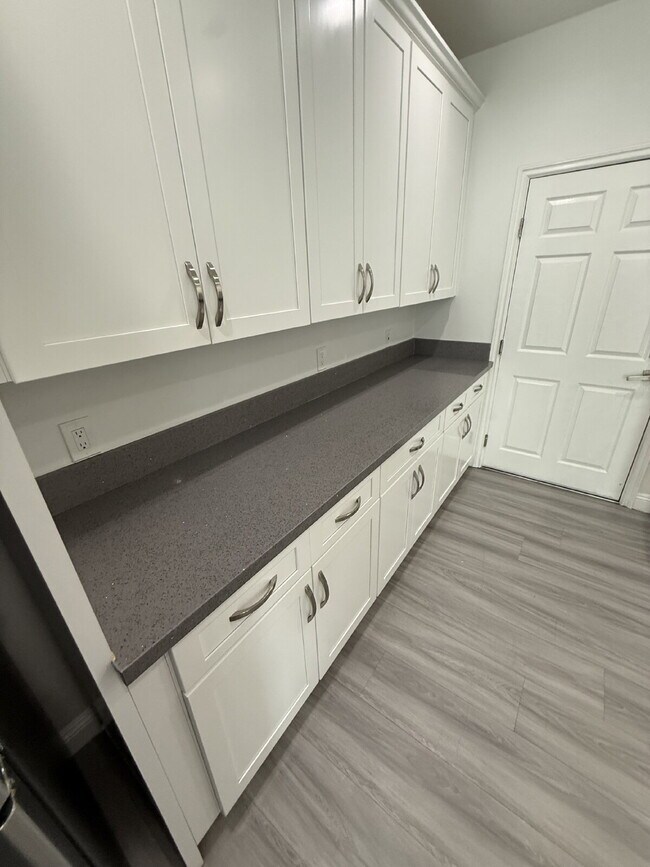 Building Photo - New Gas Range & Refrigerator.  Spacious rooms, private yard and RV parking.  Must see - Won't las...