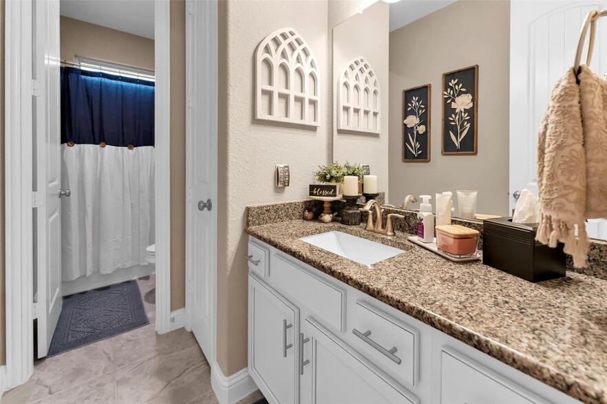 Downstairs Bathroom - 1027 Ginger Glade Ln