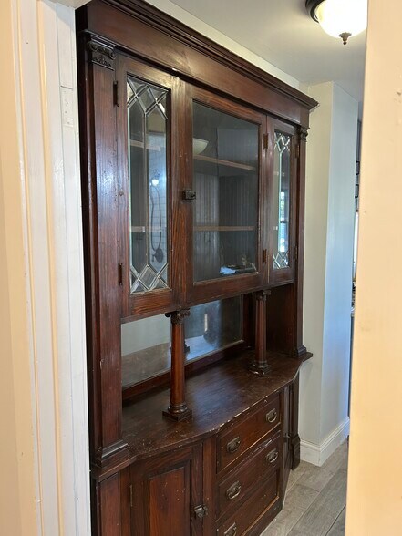 Built-In - 1952 W Henderson St