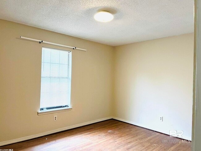 Building Photo - 20901 Lawrence Rd