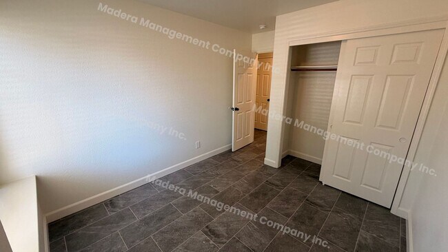 Building Photo - 4 Bed/ 2 Bath Available Now!