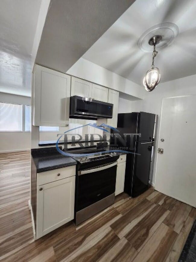 Building Photo - This is a cute 2 bedroom, 1 ½ bath townhouse.