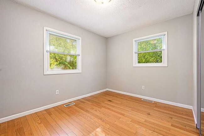 Building Photo - 1550- Chic 3BR Ranch in Parchment - Sleek,...