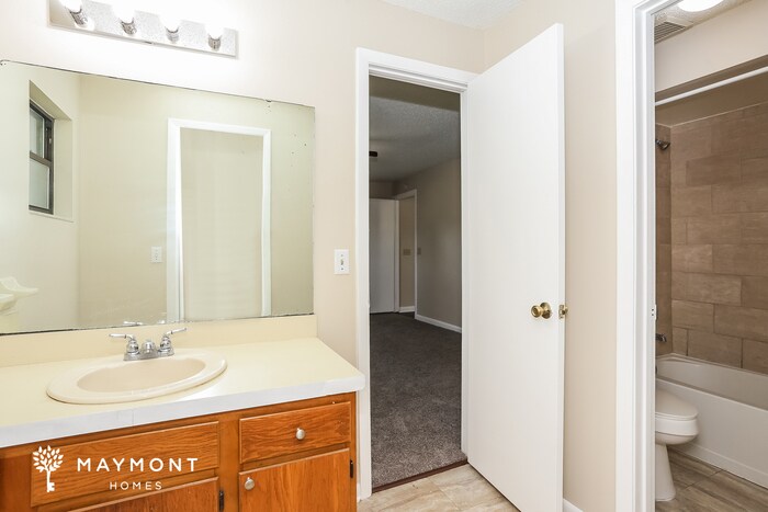 Building Photo - 5613 Pinebay Cir N