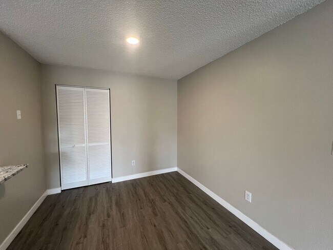 Building Photo - Spacious 2-Bed, 2-Bath Condo in Desirable ...