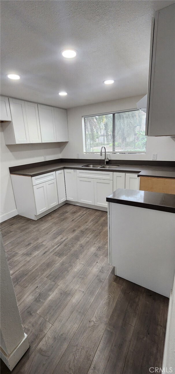 Building Photo - 601 W 1st St