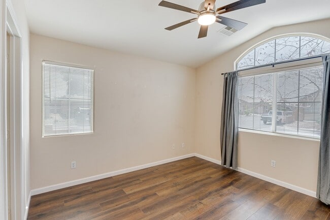 Building Photo - CHARMING 2 BEDROOM HOME IN GATED COMMUNITY...
