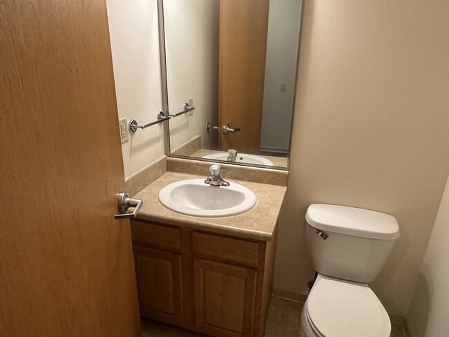 Building Photo - 1007 Hot Point Ave