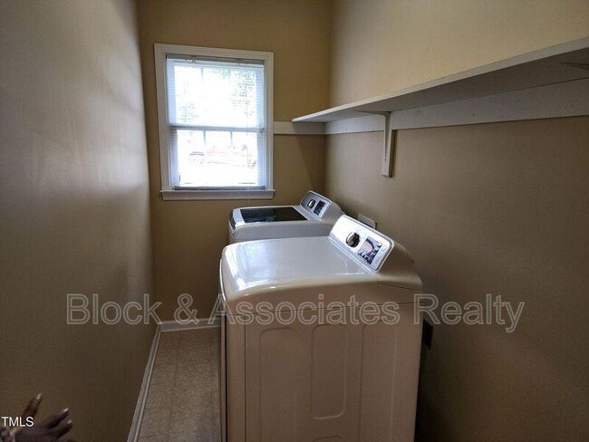 Building Photo - 608 Oxboro Cir