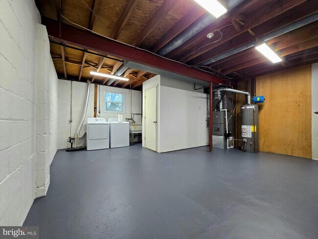 Building Photo - 901 Country Terrace