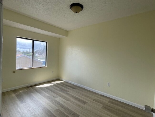 Building Photo - House For Lease