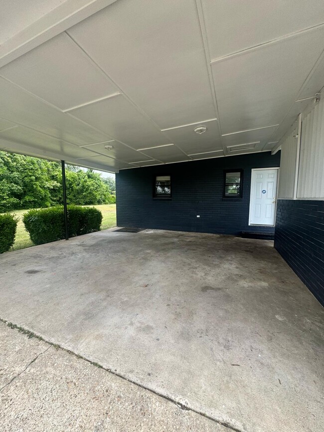 Building Photo - 208 N Rosewood Dr