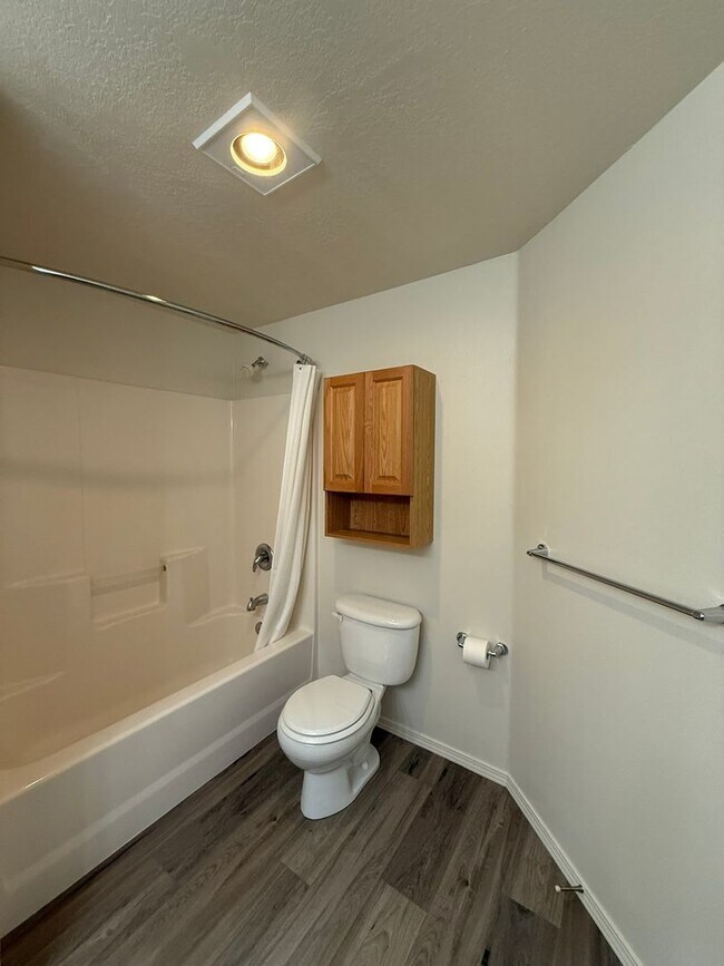 Building Photo - Freshly Updated Four Bedroom