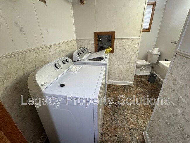 Building Photo - 611 N 29th St