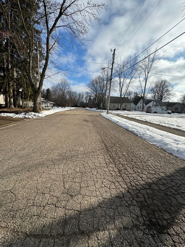 Building Photo - Beautiful 3 Bedroom 1 Bath Ranch Style Single Family Home!